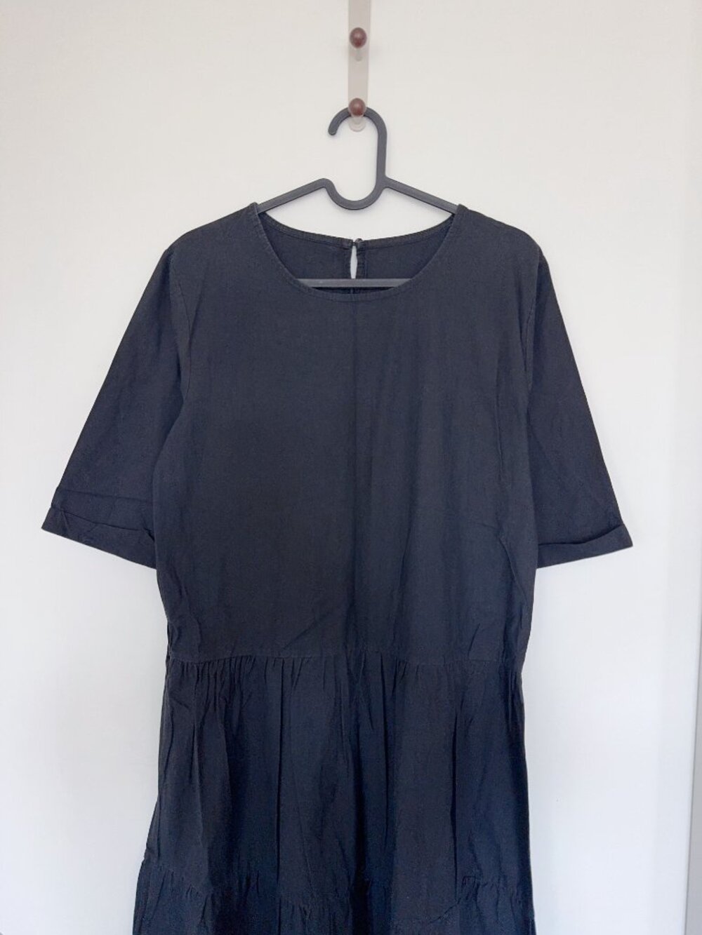 Black Tiered Midi Dress with Lace Hem, Mid Sleeve, Minimal Style - Picture 2 of 5
